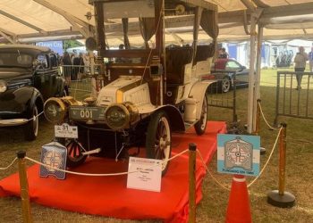 El primer auto de la región: la joya con patente 001 de Rosario que brilla en el Salón del Automóvil en Funes