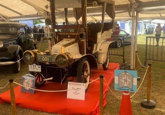 El primer auto de la región: la joya con patente 001 de Rosario que brilla en el Salón del Automóvil en Funes