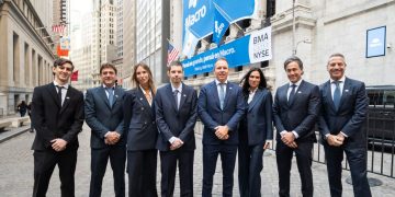 Banco Macro celebró 20 años en la Bolsa de Nueva York con el tradicional toque de campana en Wall Street