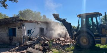 Operativo en la A012: derrumban el motel usado como refugio de delincuentes que afectaba a Roldán y Funes
