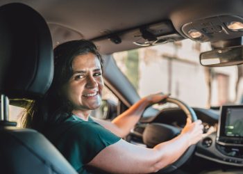 Buscan conductoras en Funes para sumarse a plataformas de movilidad: se abrió una nueva búsqueda de empleo local