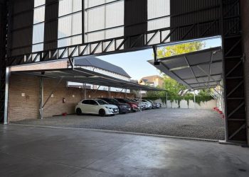 Estadías largas y traslados: el primer estacionamiento de Funes suma un servicio clave para viajeros del aeropuerto
