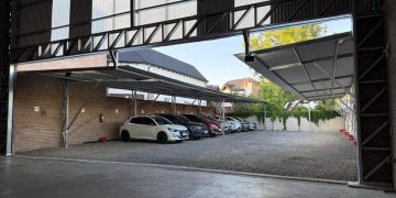 Estadías largas y traslados: el primer estacionamiento de Funes suma un servicio clave para viajeros del aeropuerto