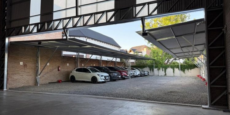 Estadías largas y traslados: el primer estacionamiento de Funes suma un servicio clave para viajeros del aeropuerto