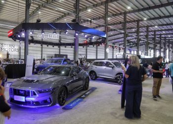 Salón del Automóvil en Funes, día 2: autos eléctricos y Fórmula 1, los ejes de un viernes con agenda cargada