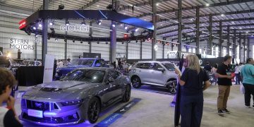 Salón del Automóvil en Funes, día 2: autos eléctricos y Fórmula 1, los ejes de un viernes con agenda cargada