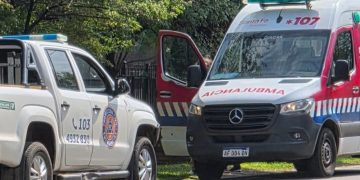Emergencia médica en Funes: un operativo en la calle Elorza asistió a una persona en crisis