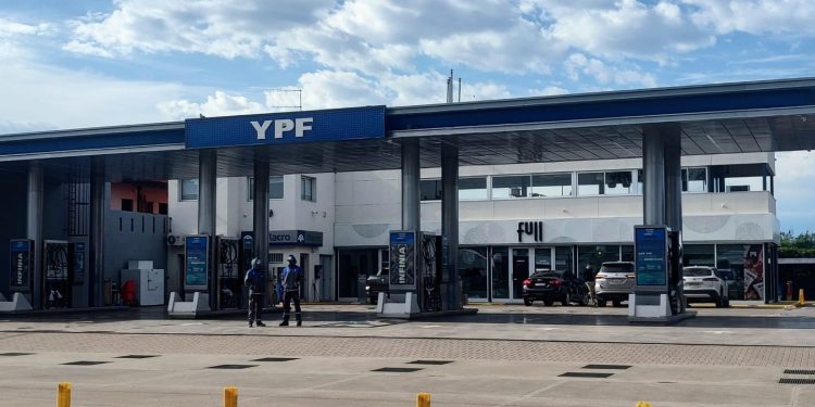 Sigue aumentando el combustible en Funes: Ahora, YPF volvió a remarcar el precio de la nafta y el diesel