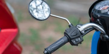 Escándalo en el Funes Vibra: entró a una calle cortada, chocó una moto estacionada y se fue sin hacerse cargo