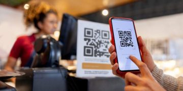 Bares incorporan menús accesibles con QR para personas ciegas y con baja visión