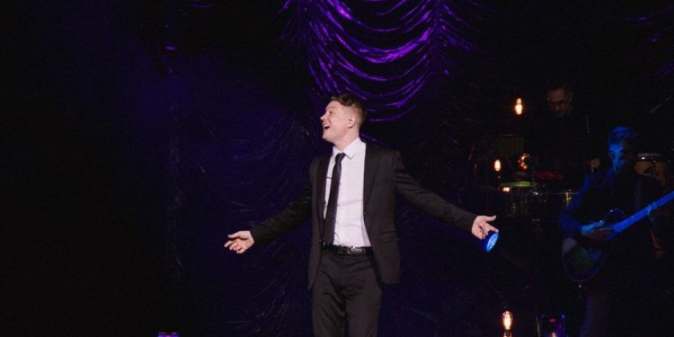 Emanero agotó el Movistar Arena y llevó “Todo Por Un Beso” a lo más alto