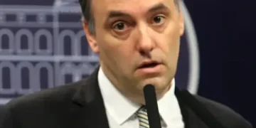 Mientras avanza la investigación por su patrimonio, Adorni suspendió su conferencia de prensa