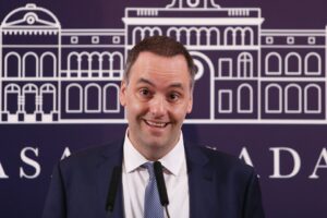 Adorni negó censura al periodismo y esquivó preguntas sobre sus viajes y la compra de inmuebles