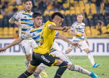 En un partido accidentado y con expulsados, Boca cayó en Guayaquil y complicó la clasificación