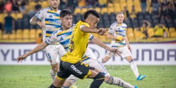 En un partido accidentado y con expulsados, Boca cayó en Guayaquil y complicó la clasificación