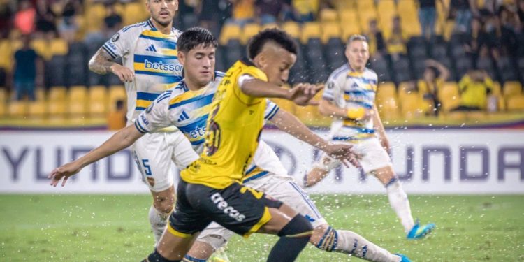 En un partido accidentado y con expulsados, Boca cayó en Guayaquil y complicó la clasificación