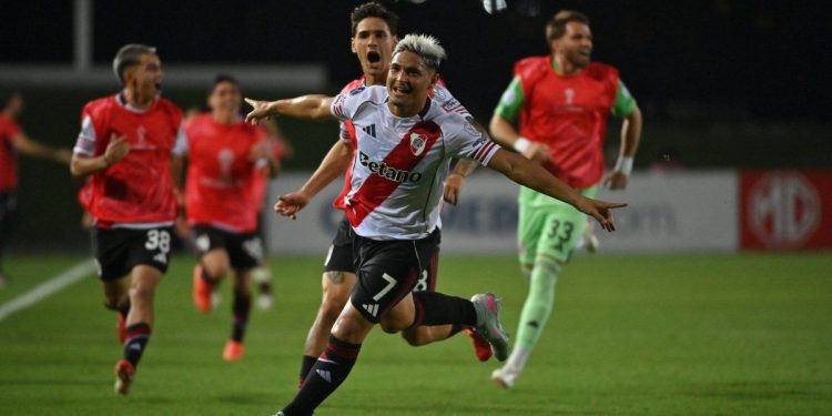River terminó con Matías Viña atajando y le ganó sobre la hora a Carababo con un golazo de Maxi Salas