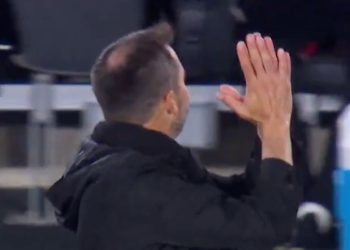 Los gestos del Chacho Coudet a los hinchas de River durante la derrota en el Monumental