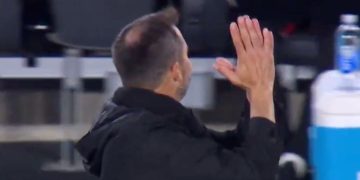 Los gestos del Chacho Coudet a los hinchas de River durante la derrota en el Monumental