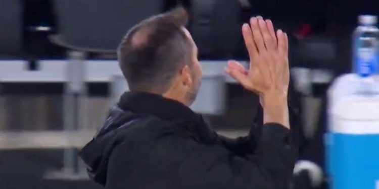 Los gestos del Chacho Coudet a los hinchas de River durante la derrota en el Monumental