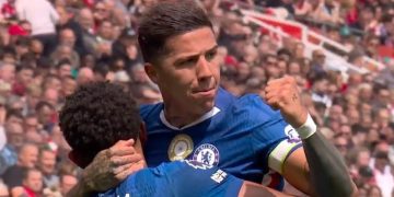 Enzo Fernández silenció Anfield con un golazo de tiro libre para Chelsea ante Liverpool