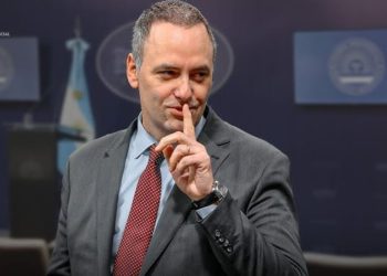 Cascada, jacuzzi y pileta: un contratista declaró que Adorni pagó 245.000 dólares en efectivo en refacciones