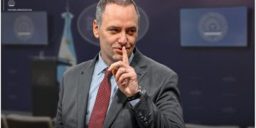 Cascada, jacuzzi y pileta: un contratista declaró que Adorni pagó 245.000 dólares en efectivo en refacciones