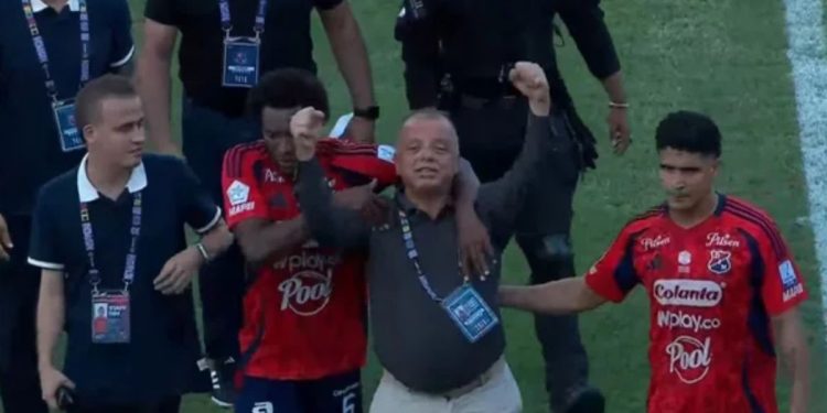 Insólito: el máximo dirigente de Independiente Medellín provocó a los hinchas tras la eliminación