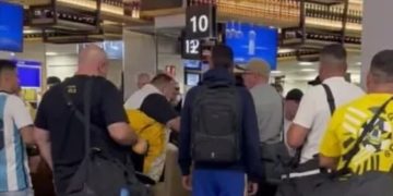 Tensión entre hinchas de Boca y Racing: cruce en Ezeiza y operativo en la previa de los viajes internacionales