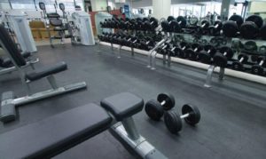 Le robó tarjetas bancarias del locker del gimnasio a compañeros y fue detenido