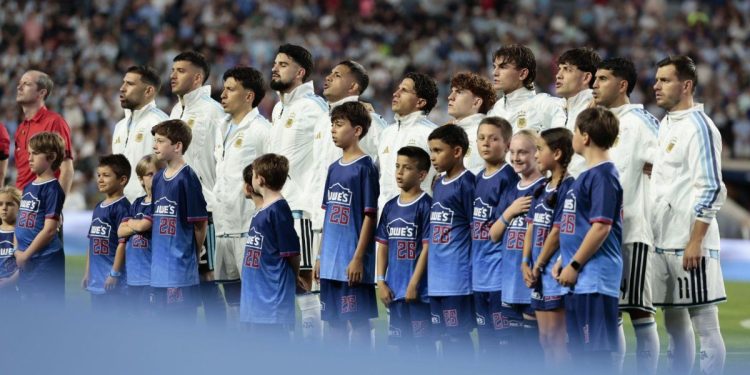 Esta vez sin cumbia: así sonó el Himno Nacional Argentino en la previa al partido contra Islandia