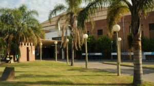 Jugaba con una bala y le explotó en las manos