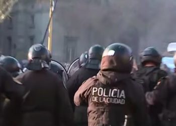 Misa ricotera con incidentes en Plaza de Mayo: la Policía de la Ciudad reprimió a fanáticos de Indio Solari