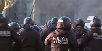 Misa ricotera con incidentes en Plaza de Mayo: la Policía de la Ciudad reprimió a fanáticos de Indio Solari