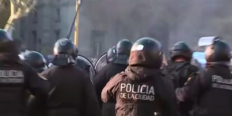 Misa ricotera con incidentes en Plaza de Mayo: la Policía de la Ciudad reprimió a fanáticos de Indio Solari