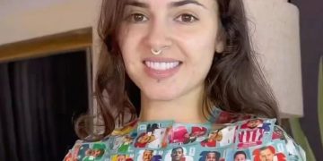 Viral insólito: una influencer brasileña cubrió su cuerpo con figuritas del Mundial 2026 y se volvió furor