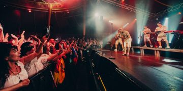 Ke Personajes hizo vibrar París con sus grandes hits y presentó «Corazón Ausente»
