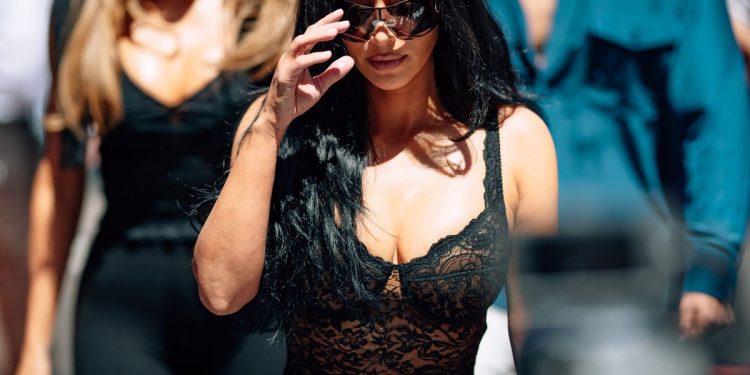Kim Kardashian acaparó todas las miradas en Mónaco durante su visita al paddock de la Fórmula 1