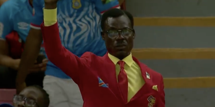 Apareció la «estatua» del Congo: el icónico hincha «Lumumba», presente en Guadalajara ante Colombia