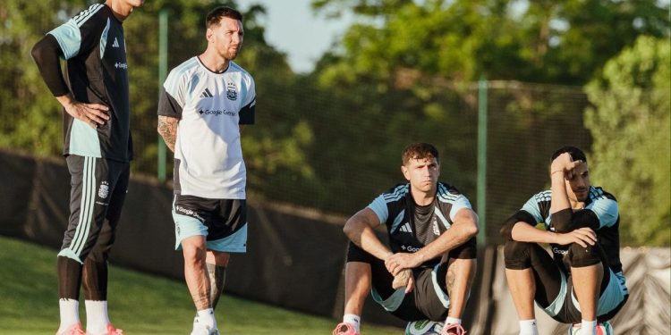 Por qué no ataja Dibu Martínez hoy en la Selección Argentina
