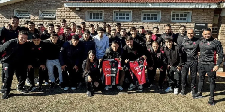 Dos campeones volvieron a casa para acompañar a los juveniles de Colón
