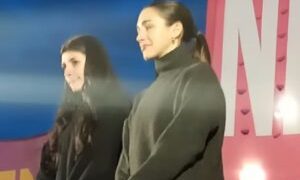 Cazzu y Thelma Fardín encabezaron la marcha por “Ni Una Menos” en el Congreso