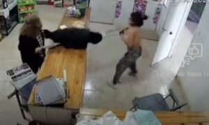 Intentó robar un negocio, quedó semidesnuda y volvió para que borren los videos