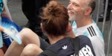Un abuelo se descompuso en el banderazo argentino en New York y lo animaron a cánticos