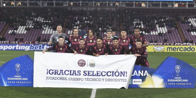 «Gracias Selección»: Lanús sumó su homenaje mundialista en la Copa Sudamericana