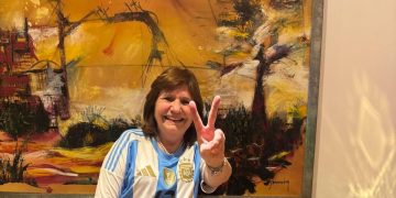 Otra vez, Patricia Bullrich festejó el triunfo de la Selección Argentina con la V de la victoria