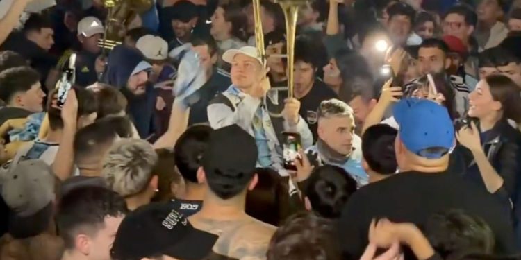 La leyenda del túnel de Caseros: Joaquín y su trombón viral desataron la locura tras el pase a la final