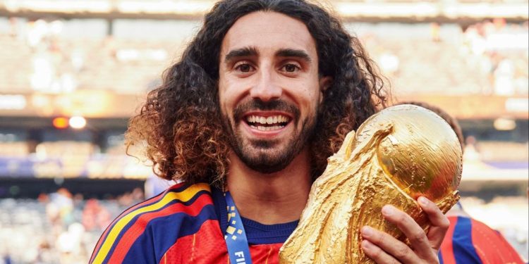 Cucurella cumplió su promesa tras ganar el Mundial 2026 y se tatuó a Luis de la Fuente