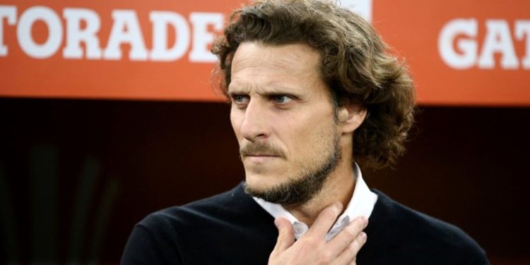 Bombazo: Diego Forlán reemplaza a Marcelo Bielsa como entrenador de la Selección de Uruguay