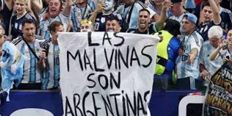El audio del hincha que ingresó al estadio la bandera sobre Malvinas: «Sacrifiquémosla»